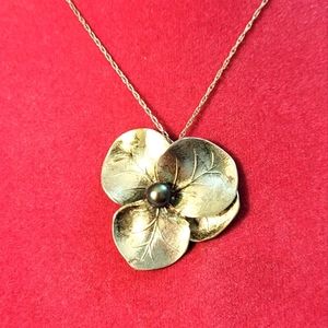 Flower and pearl necklace